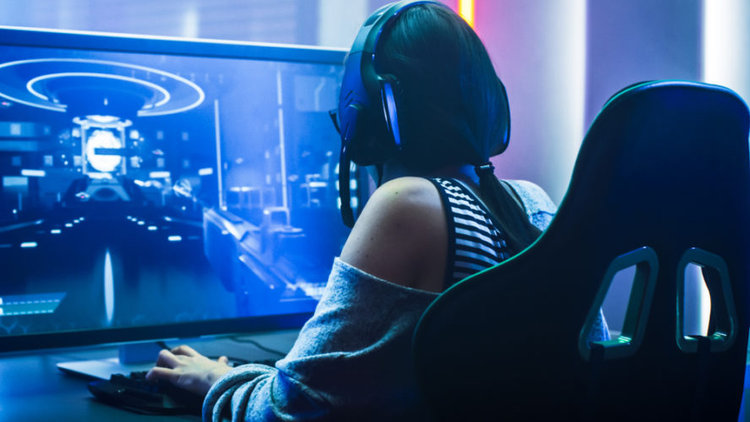 A girl playing game on 4K monitor
