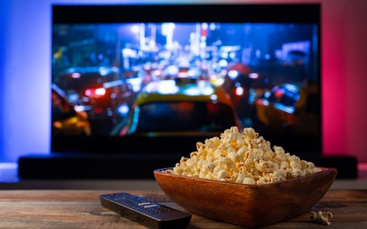 Blur TV screen with a popcorn bowl on the table