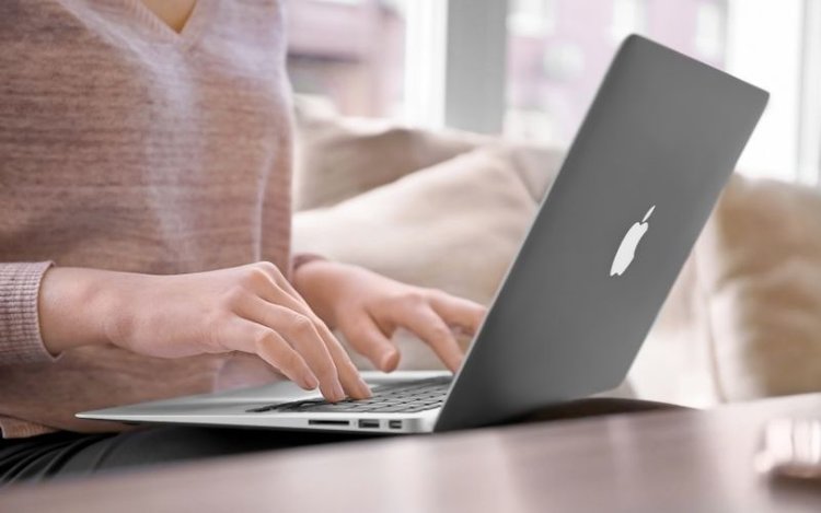 Wanita menggunakan MacBook Air