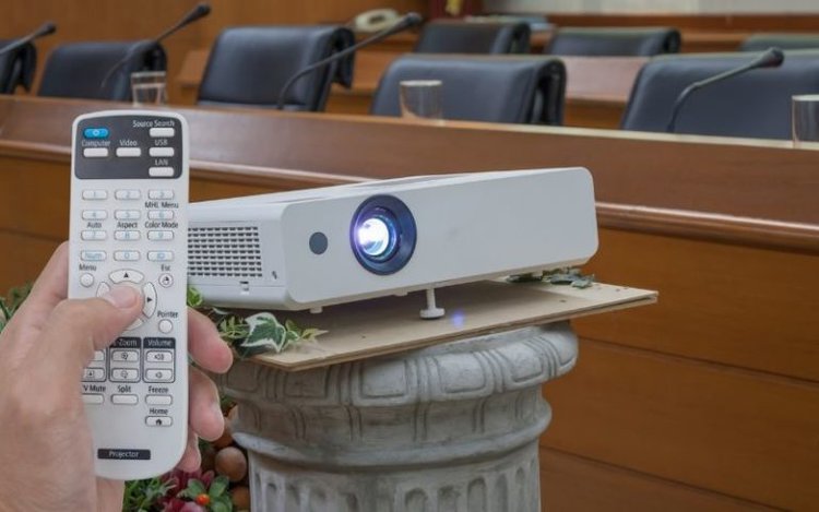 Will a Universal Remote Work on a Projector?