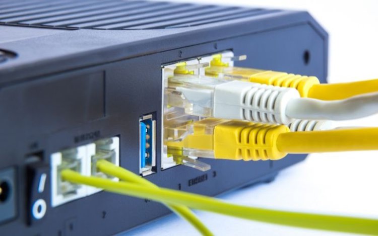 Kabelverbindung an einem Router