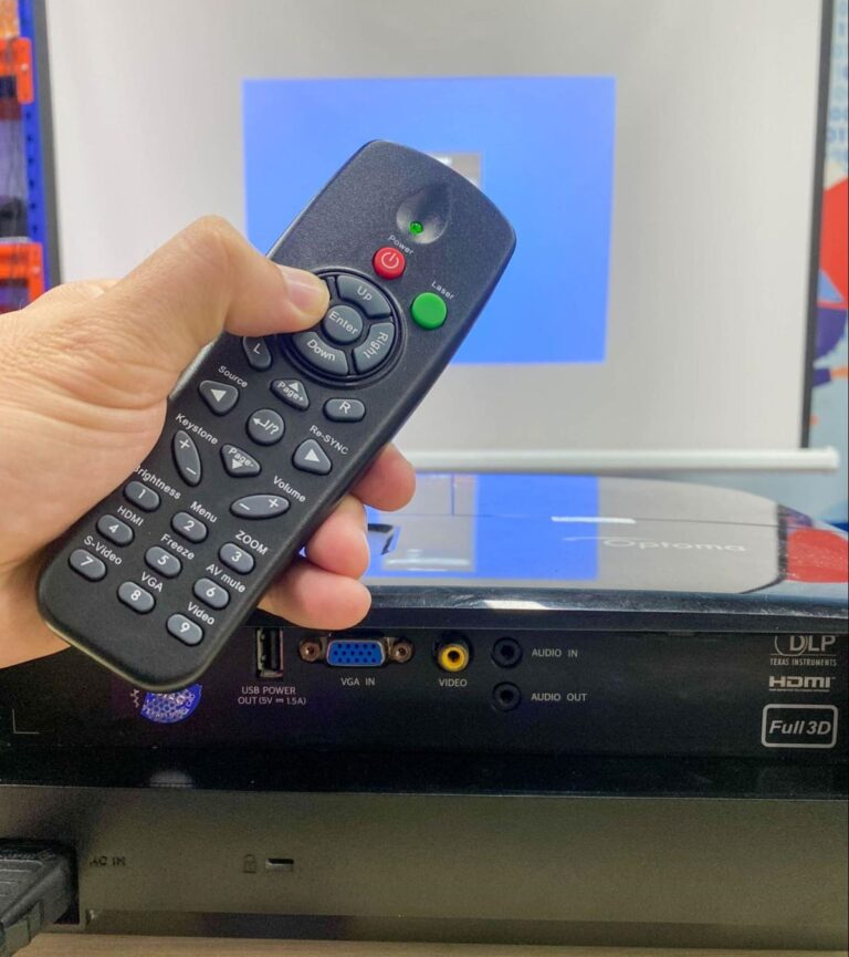 How to Connect a Universal Remote To a Projector Properly