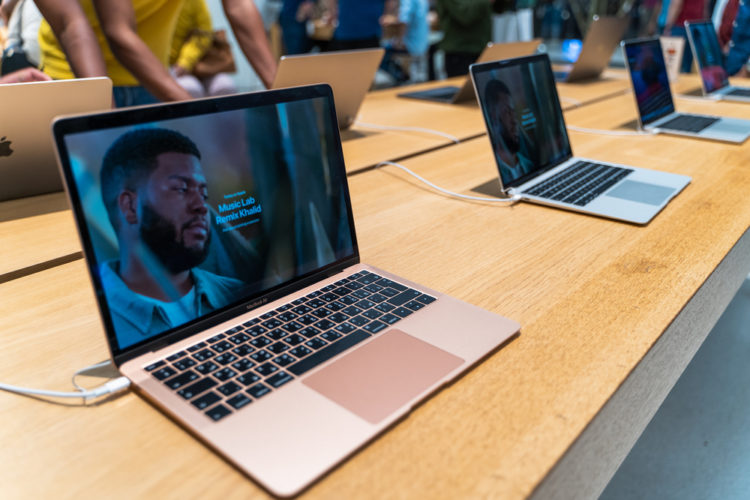 Macbook Air in Apple Store