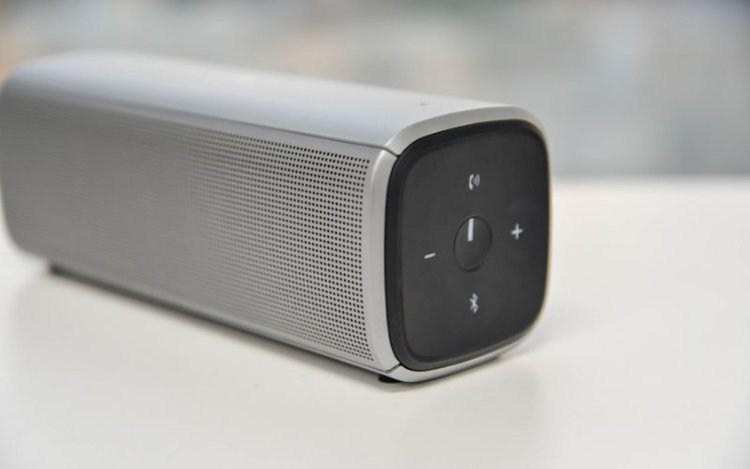 Ein silberner Bluetooth-Verbindungslautsprecher