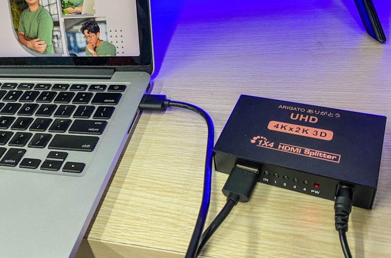 connect a Macbook to the HDMI input port on an HDMI splitter