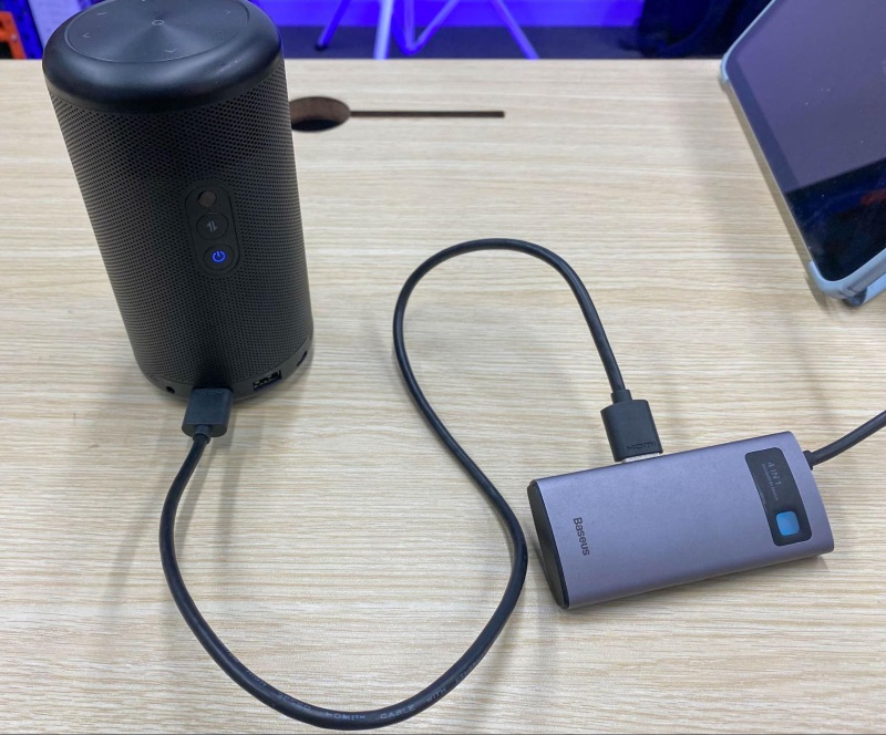 connect an iPad to a Nebula projector via a USB-C hub