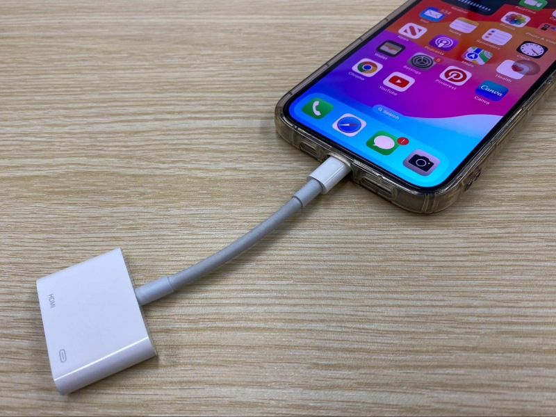 connect the Lightning to HDMI adapter to an iPhone