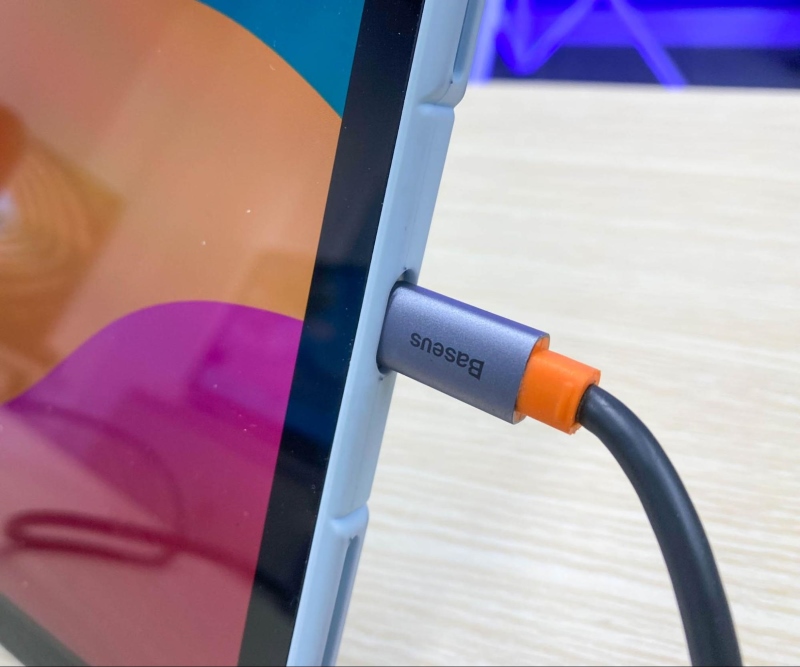 plug the USB-C connector into an iPad