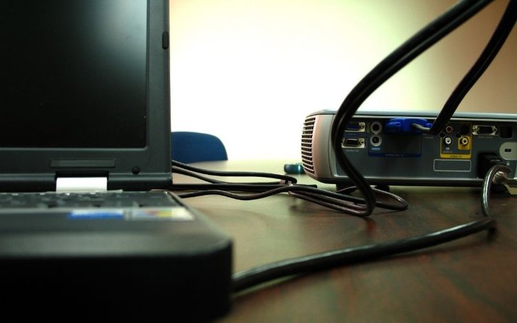 Optoma projector connect to a laptop via vga cable