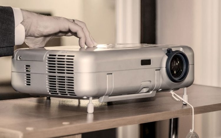 Reset an office projector for the no power issue