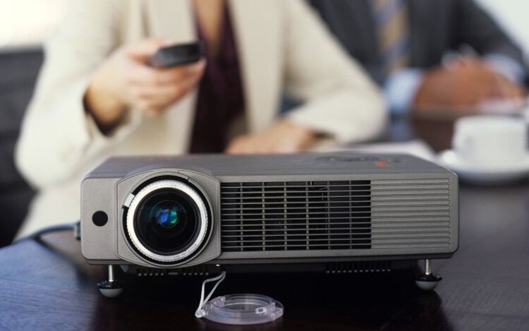 Resetting a projector with a remote control