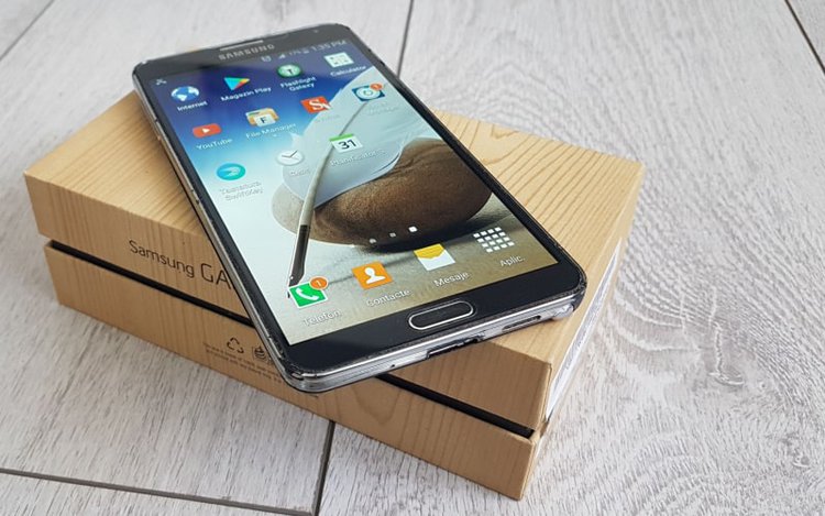 Samsung Galaxy Note 4 placed on the box