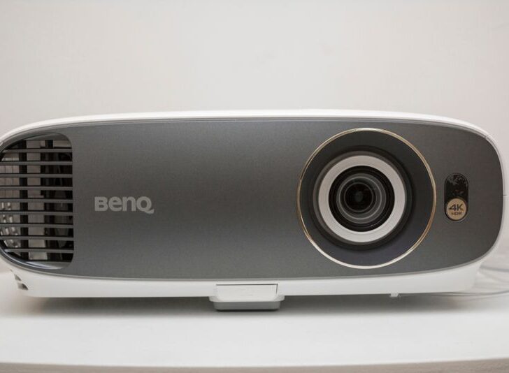 How To Zoom In BenQ Projectors?