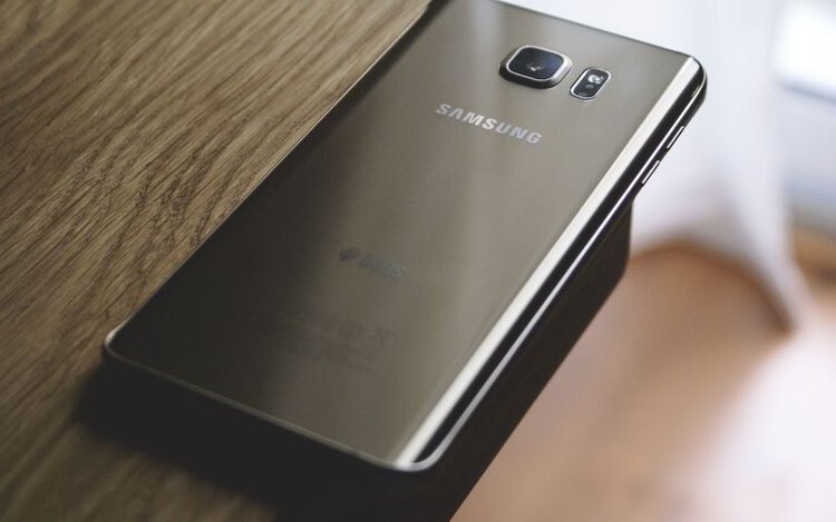 back view of black Samsung smartphone