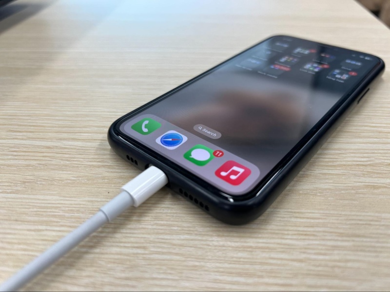 connect the Lightning to HDMI adapter's Lightning port to an iPhone