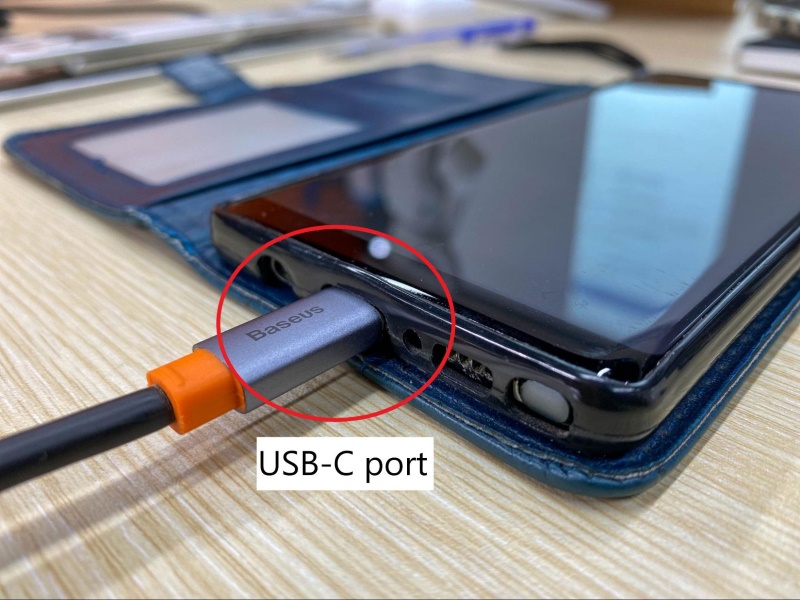 connect the USB-C to HDMI adapter's USB-C port to the Galaxy Note 8