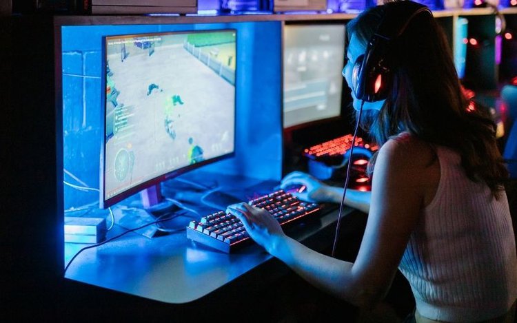 girl playing games on HDR monitor