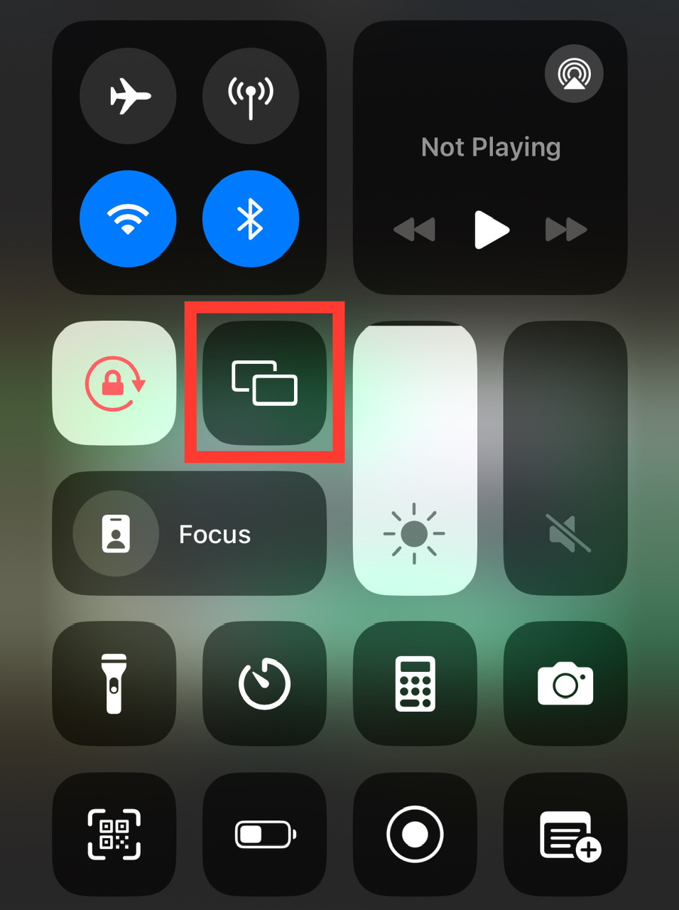 screen mirroring icon on an iphone is highlighted