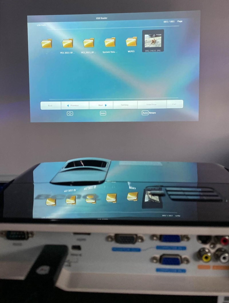 BenQ projector is showing a USB drive explorer screen