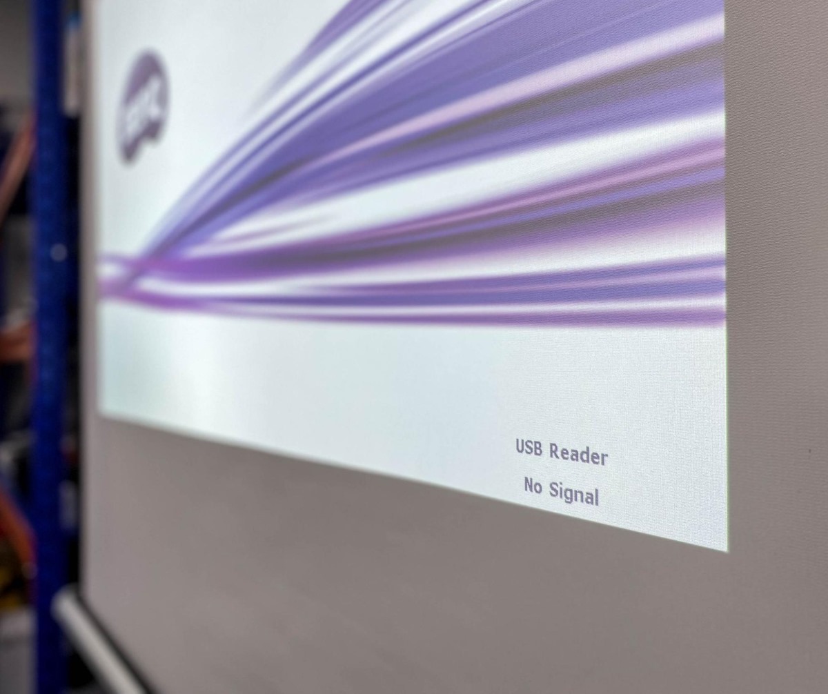 BenQ projector showing USB Reader No Signal message