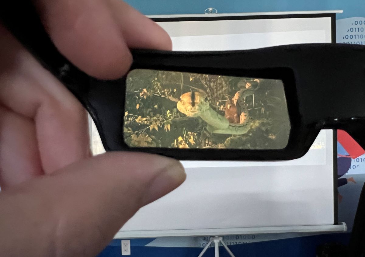 The 3D image under the 3D glasses showing a sharp image