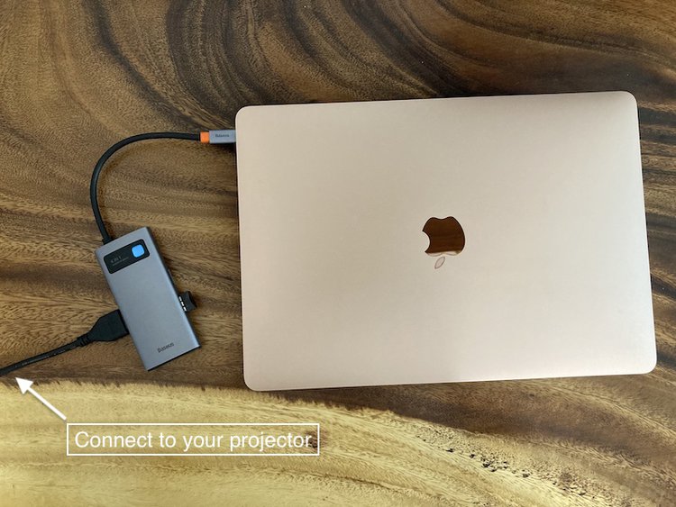 Verwenden eines USB-C-auf-HDMI-Adapters zum Anschließen eines MacBook Air an einen Projektor