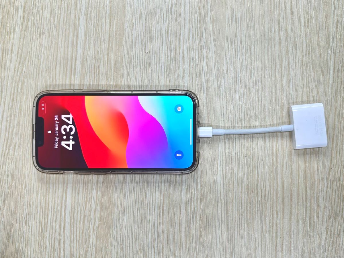 a lightning to hdmi adapter is plugged into an iphone