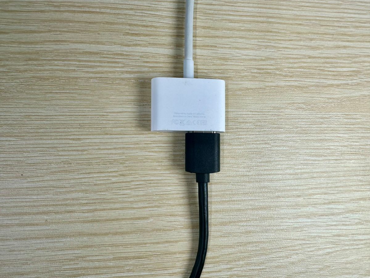 an hdmi cable is plugged into a lightning to hdmi adapter