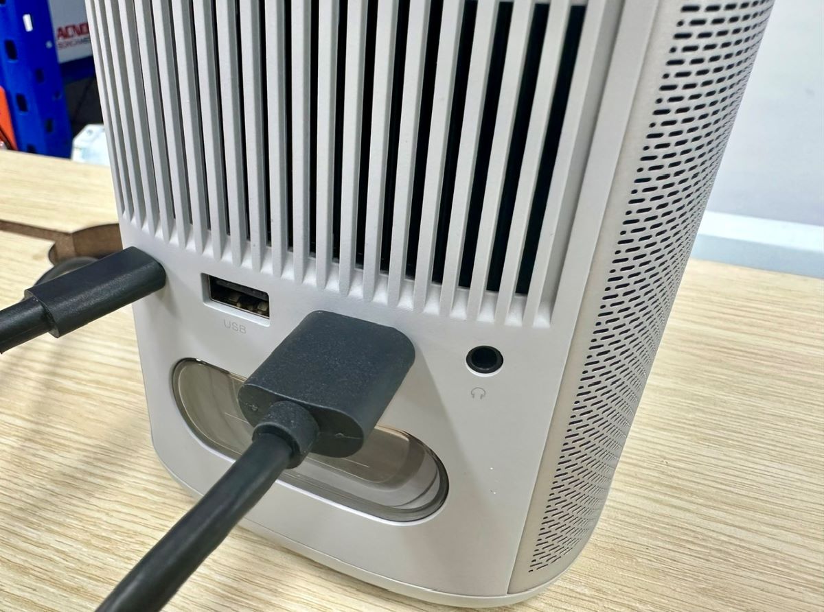 an hdmi cable is plugged into the xgimi projector
