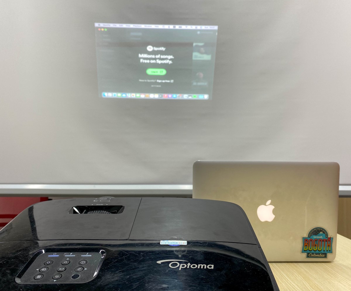 connect a Macbook to an Optoma projector with the Macbook screen showing on the projector screen