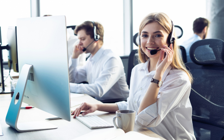 female customer support operator