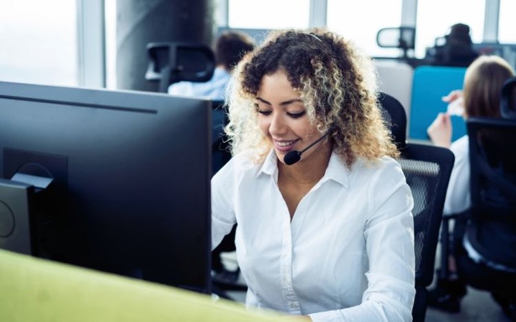 girl working in customer support