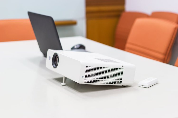 laptop connect to a projector setup