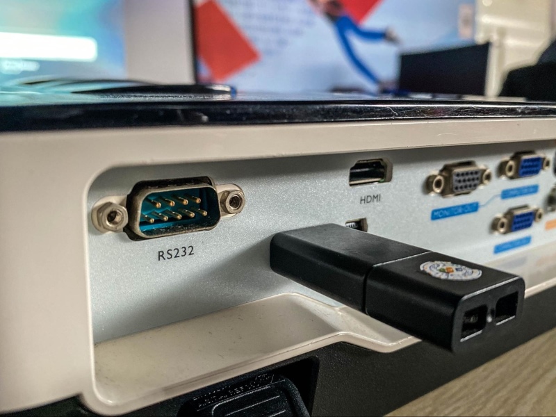 plug a USB drive into the BenQ projector USB port