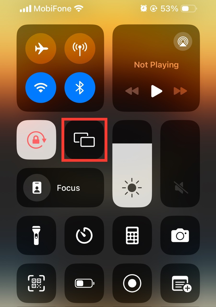 screen mirror icon on an iphone is highlighted