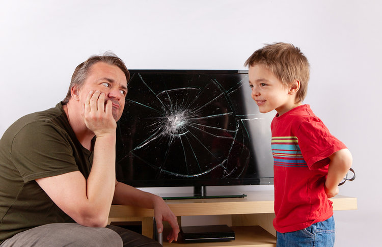 Đa and son stading in front of breaking TV
