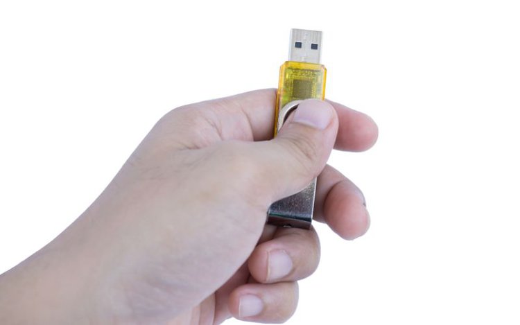 a hand holds an USB