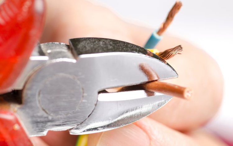 cutting wires using a wire cutter