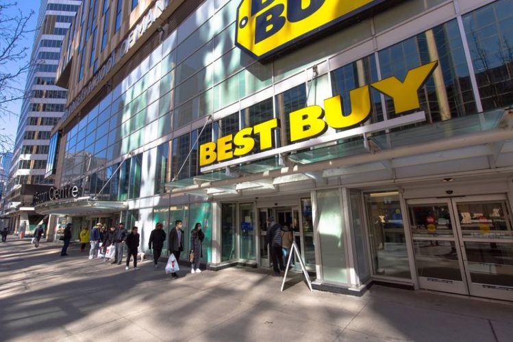 people lining in front of Best Buy store