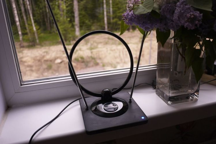 Indoor antenna for receiving TV signal