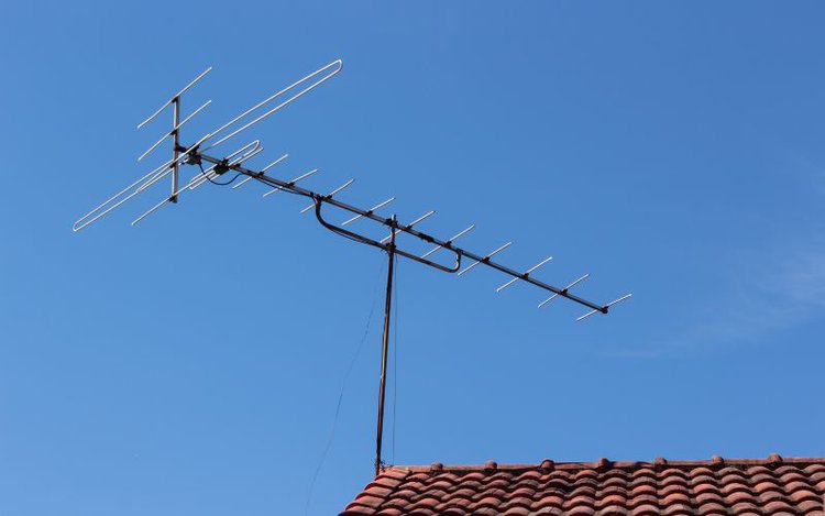 Can You Use a TV Antenna for an FM Radio? - Pointer Clicker