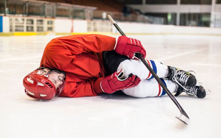 a hockey player got leg injure