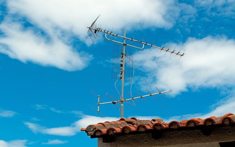 a TV antenna on roof top
