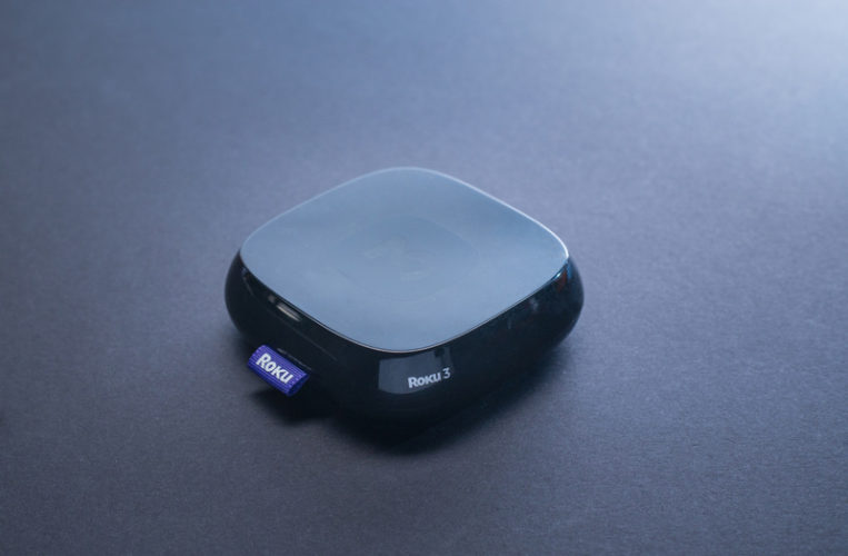 eine Roku-Box im dunkelblauen Hintergrund