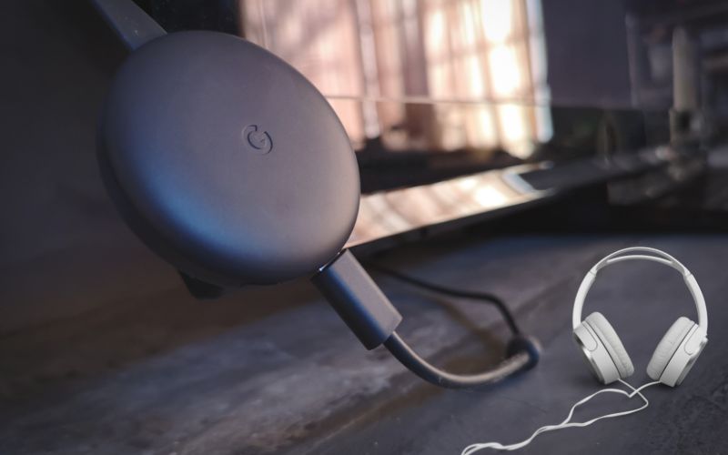 connecting the wired headphones to Chromecast