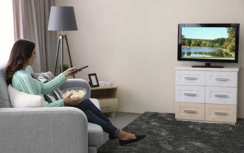 woman is watching on an old TV
