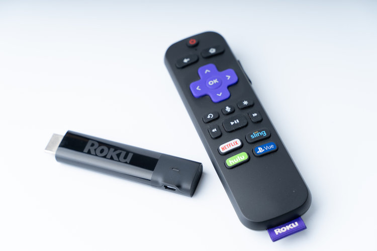 roku stick และรีโมทบนโต๊ะสีขาว