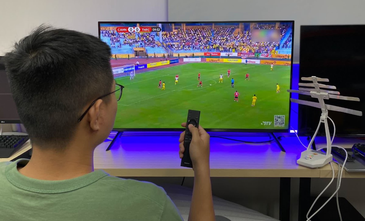 a man is watching sport local channel on a Samsung TV connected with an antenna