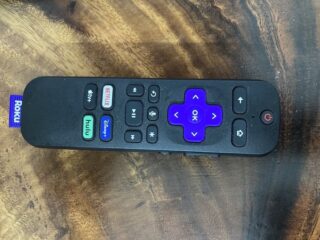 a roku remote with blinking light