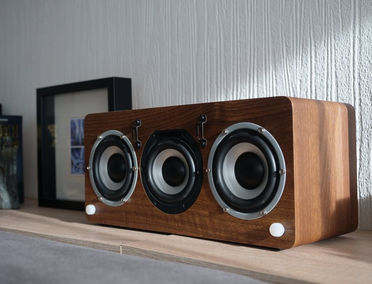 A soundbar on the counter in display